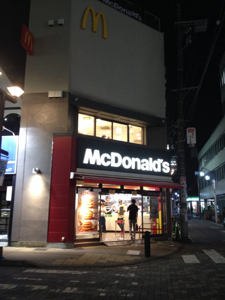 西友の前の道をまっすぐ行って突き当りにマクドナルド