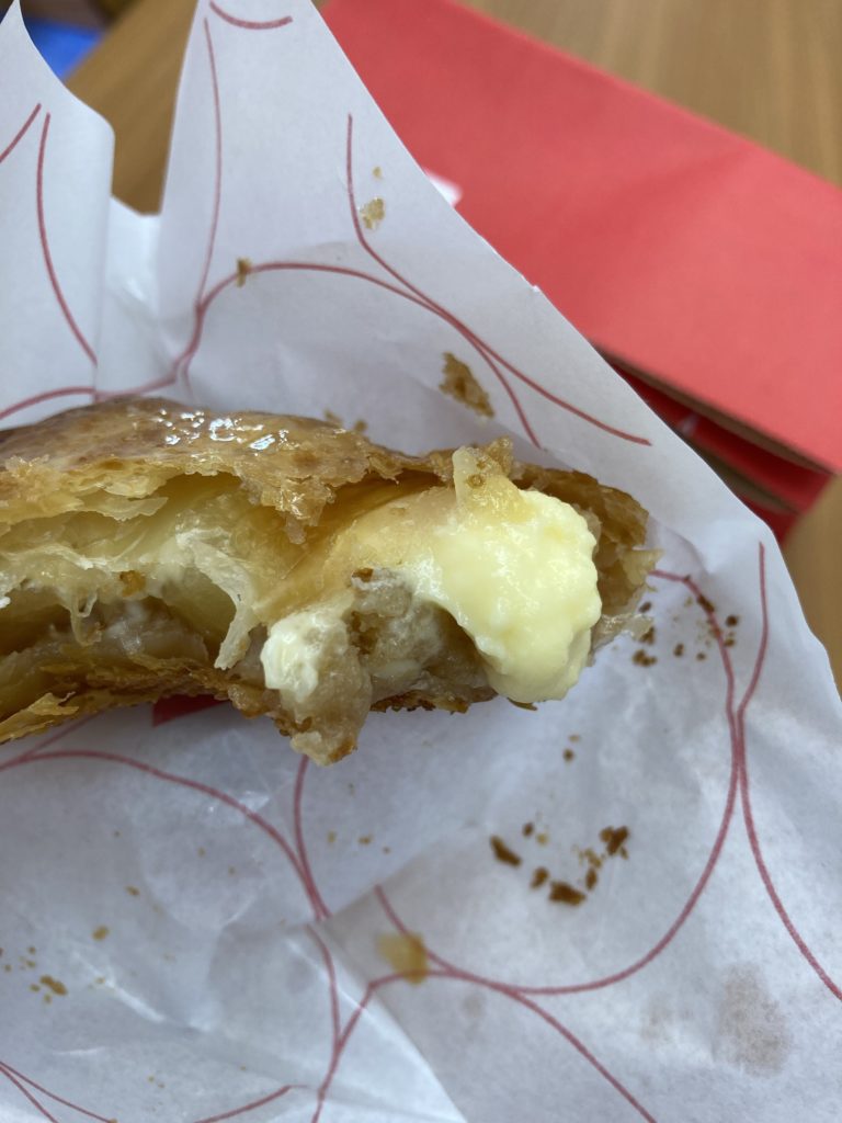 カスタードクリームがむにょって出てきた美味しいアップルパイ