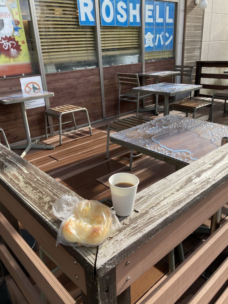 テラス席を囲んだ木枠のところに置いて朝食タイム